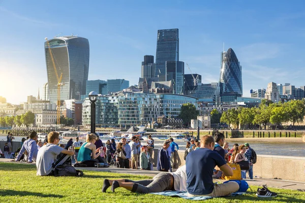Лондон, народ відпочивав вздовж річки Темза — стокове фото