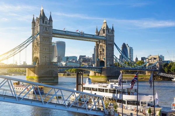 Londýn, pohled na finanční čtvrti a Tower bridge — Stock fotografie