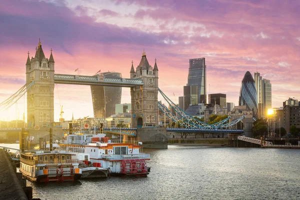 A Tower Bridge és a London pénzügyi negyedében — Stock Fotó
