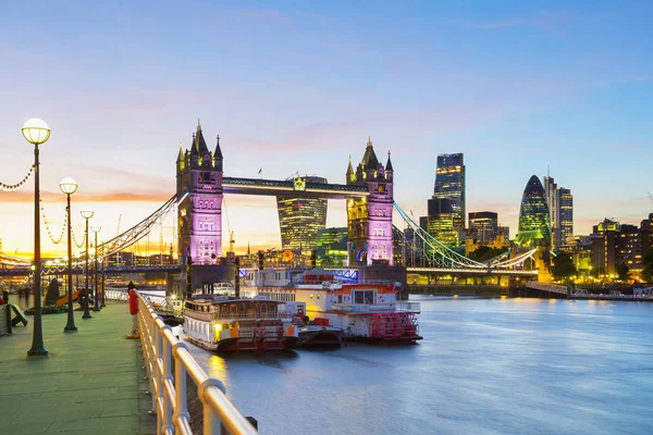 Alkonyat-időben gyönyörű kilátás a Tower Bridge és a Temze — Stock Fotó
