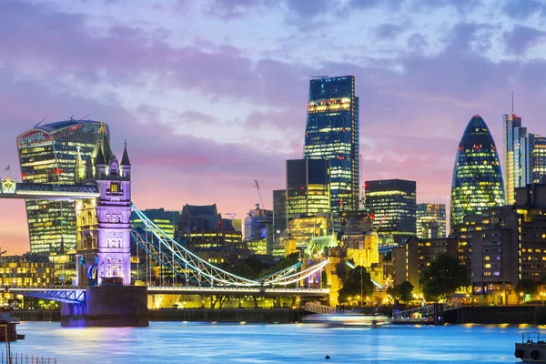 Uma bela vista do anoitecer da Tower Bridge e do Rio Tâmisa — Fotografia de Stock