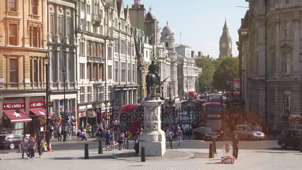 Londres, Tráfico en Trafalgar Square — Vídeo de stock