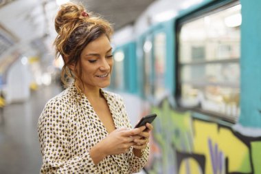 Paris, Paris kadın bir metro istasyonu