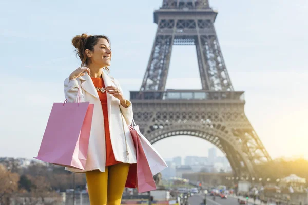Giovane donna che fa shopping a Parigi — Foto Stock