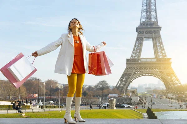 Giovane donna che fa shopping a Parigi — Foto Stock