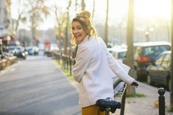 Giovane donna in bicicletta a Parigi — Foto Stock