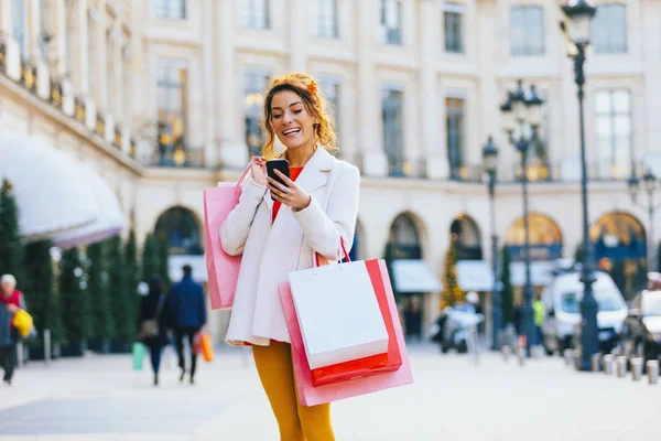 Paris, Jovem mulher fazendo compras lugar vendome — Fotografia de Stock