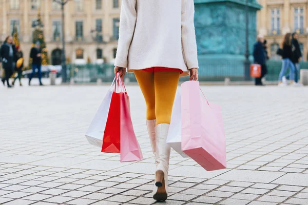 Paris, junge frau einkaufplatz vendome — Stockfoto