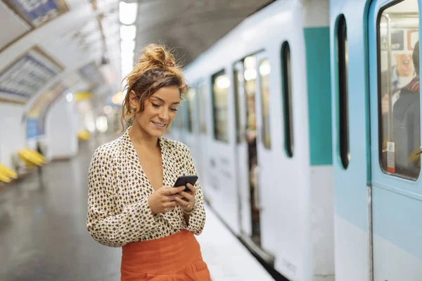 Parigi, donna parigina in una stazione della metropolitana — Foto Stock