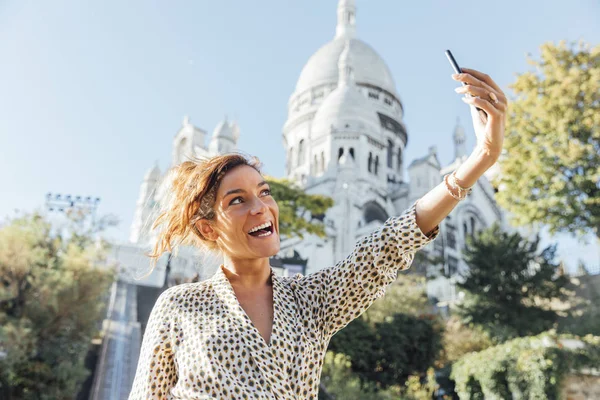 Paris, kvinna besöker och gör en selfie på Montmartre — Stockfoto