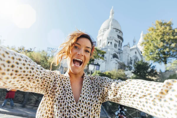 Paris, kvinna besöker och gör en selfie på Montmartre — Stockfoto