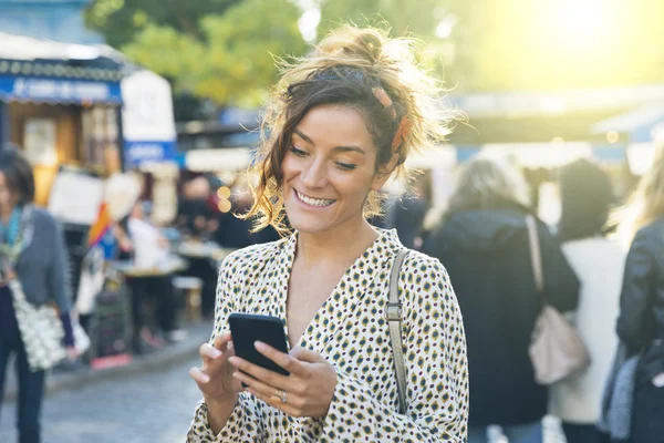Paris, Montmartre bölge ziyaret ve kullanarak çekici kadın bir