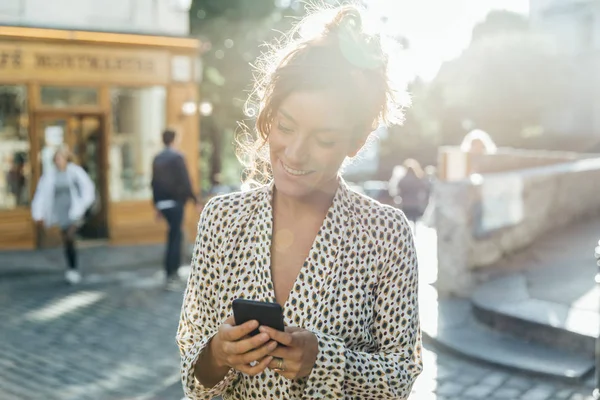 Paris, Montmartre bölge ziyaret ve kullanarak çekici kadın bir