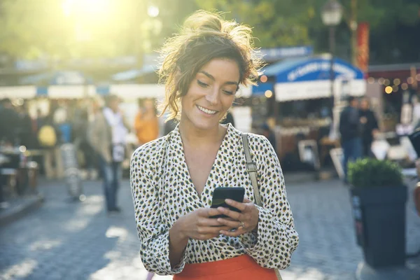 Paris, Montmartre bölge ziyaret ve kullanarak çekici kadın bir