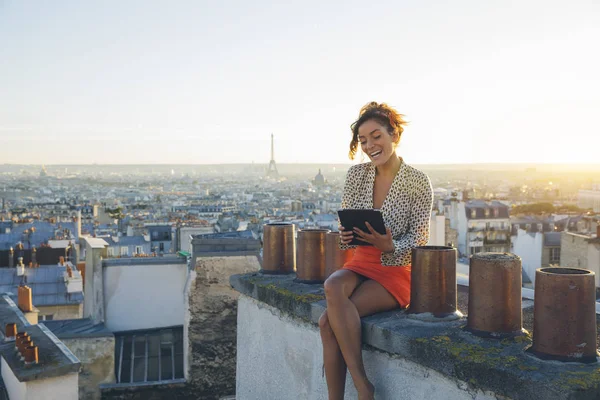 Giovane donna che utilizza un tablet pc sui tetti di Parigi — Foto Stock