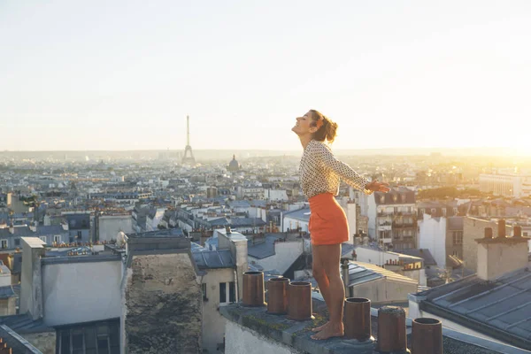 Paris, lycklig kvinna njuter utsikt över Paris takåsar — Stockfoto