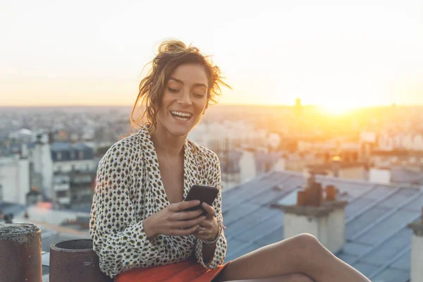 Donna che usa uno smartphone sui tetti di Parigi — Foto Stock