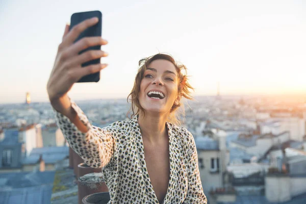 Γυναίκα κάνει μια selfie πάνω στις στέγες του Παρισιού — Φωτογραφία Αρχείου