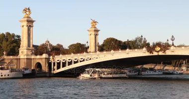 Paris, Tur tekneleri Seine Nehri, 4k, Uhd Film (3840 x 2160)