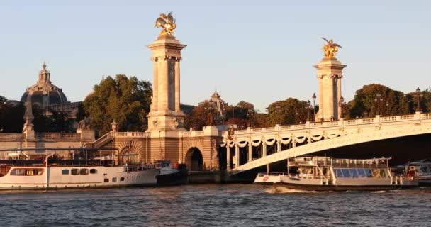 París, Barcos turísticos en el río Sena, 4K, película UHD (3840X2160 ) — Vídeos de Stock