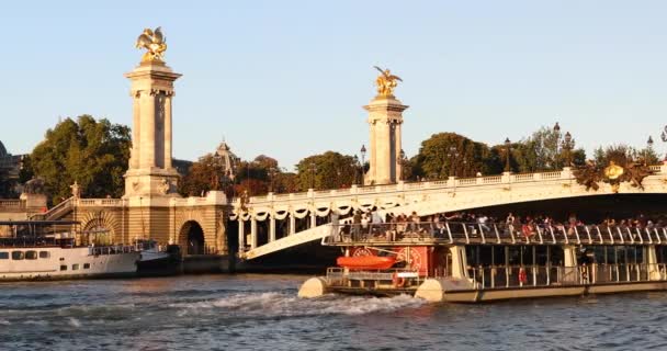 Paris, Barcos turísticos no Rio Sena, 4K, filme UHD (3840X2160 ) — Vídeo de Stock