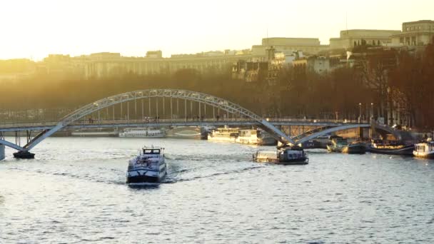 Paris, Barcos turísticos no Rio Sena, 4K, filme UHD (3840X2160 ) — Vídeo de Stock