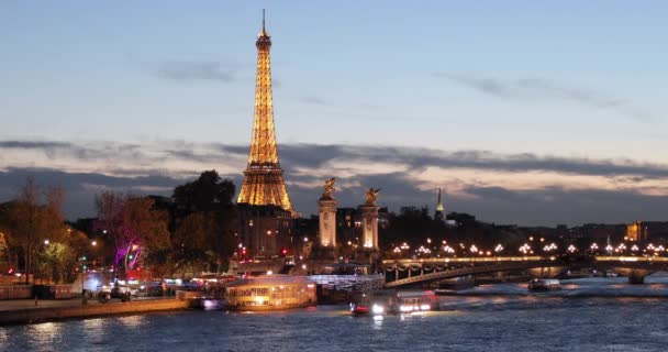 Paris, Barcos turísticos no Rio Sena, 4K, filme UHD (3840X2160 ) — Vídeo de Stock