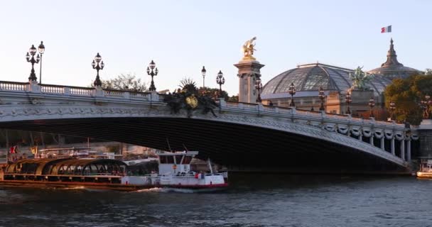 París, Barcos turísticos en el río Sena, 4K, película UHD (3840X2160 ) — Vídeos de Stock