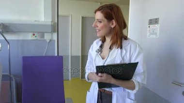 Üst düzey bir hasta hastane odasında ziyaret doktor