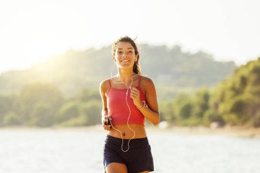 Plajda çalışan genç sağlıklı yaşam kadın