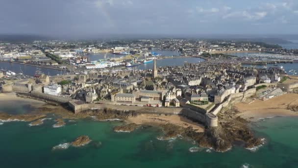 Αεροφωτογραφία Της Όμορφης Πόλης Του Κουρσάρους Saint Malo Στη Βρετάνη — Αρχείο Βίντεο