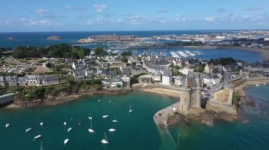 Saint Servan ve Solidor Kulesi 'nin havadan görünüşü, Saint Malo Fransa, Brittany' de.