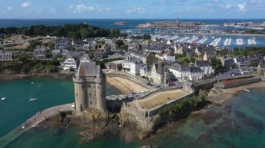 Saint Servan ve Solidor Kulesi 'nin havadan görünüşü, Saint Malo Fransa, Brittany' de.