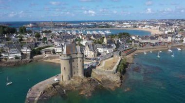 Saint Servan ve Solidor Kulesi 'nin havadan görünüşü, Saint Malo Fransa, Brittany' de.
