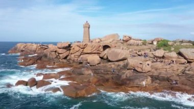 Fransa 'nın Perros-Guirec belediyesinde, kuzey Brittany' deki Pembe Granit Sahili 'nin hava manzarası, Ploumanac' h deniz feneriyle,