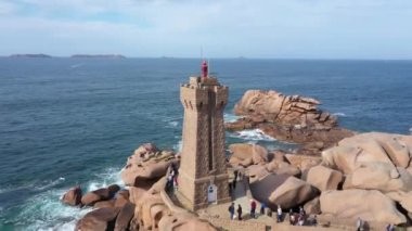 Fransa 'nın Perros-Guirec belediyesinde, kuzey Brittany' deki Pembe Granit Sahili 'nin hava manzarası, Ploumanac' h deniz feneriyle,