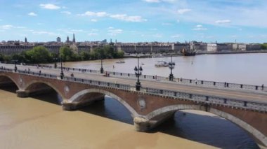 Bordeaux, Pont de Pierre, Bordeaux 'da güzel bir yaz gününde eski bir taş köprü,