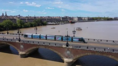 Bordeaux, Pont de Pierre, Bordeaux 'da güzel bir yaz gününde eski bir taş köprü,