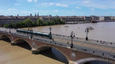 Bordeaux, Pont de Pierre, Bordeaux 'da güzel bir yaz gününde eski bir taş köprü,