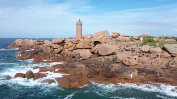 ブルターニュ北部のピンク花崗岩の海岸の空中ビューは Ploumanac H灯台と フランスのPerros Guirecの自治体で — ストック動画