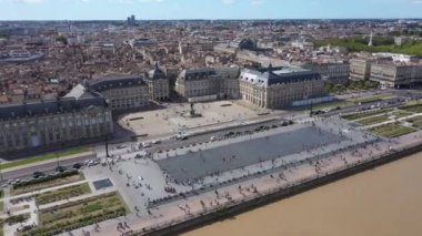 Bordeaux, Quai de Lune 'un havadan görünüşü ve de la bourse' un yeri