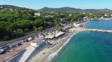 Var 'daki Fransız Rivierası' nda yer alan St. Maxime plajının havadan görüntüsü.