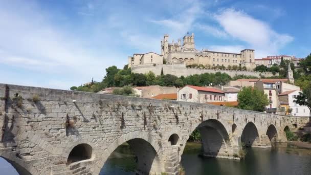 Vista Aérea Ciudad Beziers Con Catedral Saint Nazaire Puente Viejo — Vídeos de Stock