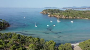 Fransa 'nın güneyindeki Var departmanında Bormes les mimoza yakınlarındaki Cap Leoube ve estagnol plajlarının hava manzarası