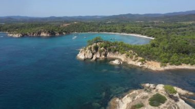 Fransa 'nın güneyindeki Var departmanında Bormes les mimoza yakınlarındaki Cap Leoube ve estagnol plajlarının hava manzarası