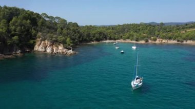 Fransa 'nın güneyindeki Var departmanında Bormes les mimoza yakınlarındaki Cap Leoube ve estagnol plajlarının hava manzarası