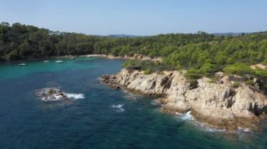 Fransa 'nın güneyindeki Var departmanında Bormes les mimoza yakınlarındaki Cap Leoube ve estagnol plajlarının hava manzarası