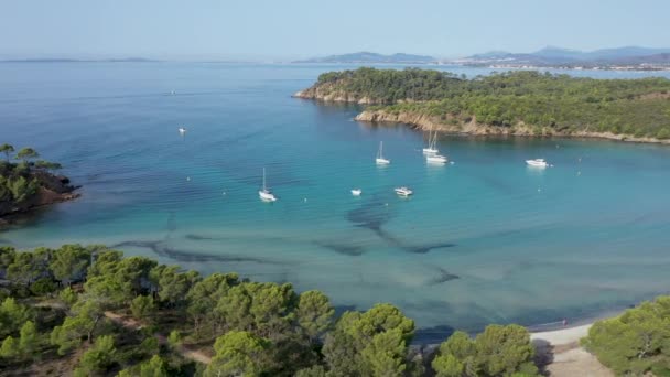 Vue aérienne du Cap Leoube et de la plage estagnol situés près de Bormes les mimosas dans le département du Var, dans le sud de la France 