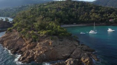 Fransız Akdeniz kıyısındaki Lavandou yakınlarında yer alan Cavaliere 'deki Layet' in havadan görünüşü ve plajı