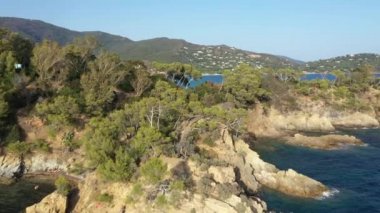 Fransız Akdeniz kıyısındaki Lavandou yakınlarında yer alan Cavaliere 'deki Layet' in havadan görünüşü ve plajı